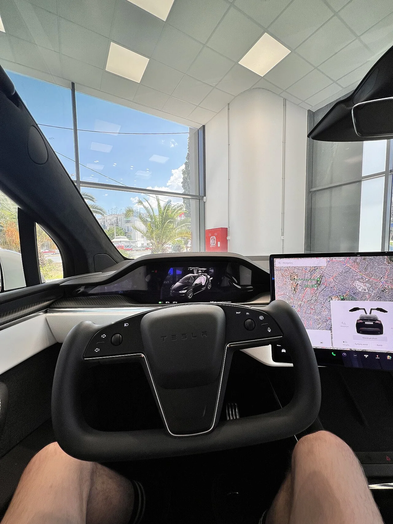Salon Tesla Model X Plaid with steering wheel Yoke and horizontal center screen; pictured 2023.