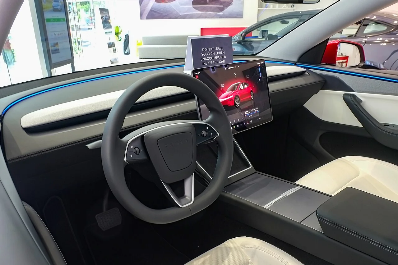 Salon Tesla Model Y Juniper 2025 with a backlight and updated front panel.