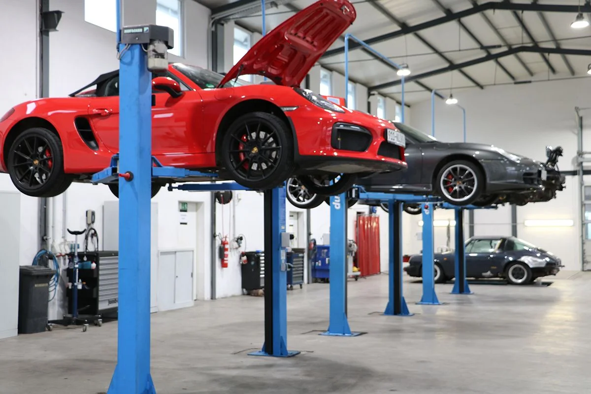 Ремонтная зона 911er Klinik в Ханау: автомобиль Porsche на подъёмнике.