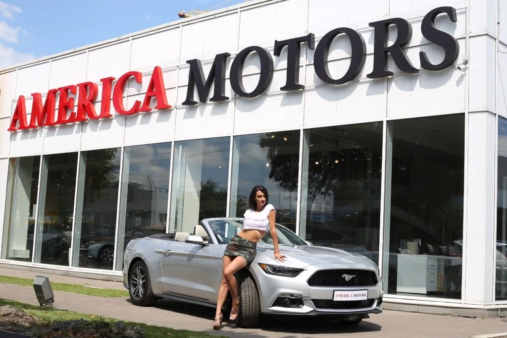 Фасад и вход в America Motors на Орловской улице, Минск.