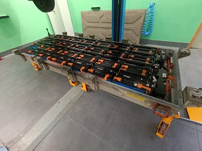 Тяговая батарея электромобиля на рабочем стенде в Auto Centar Elektra.