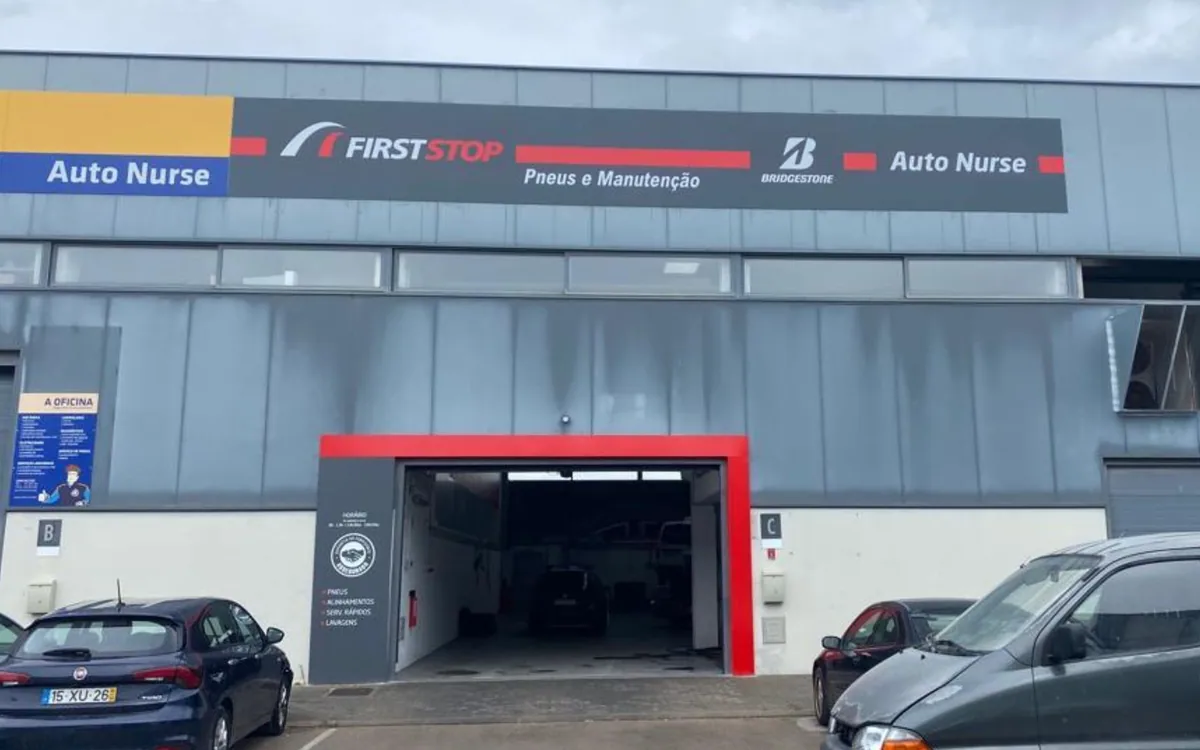 Auto Nurse and First Stop storefront in Sesimbra, in a photo published in 2022.