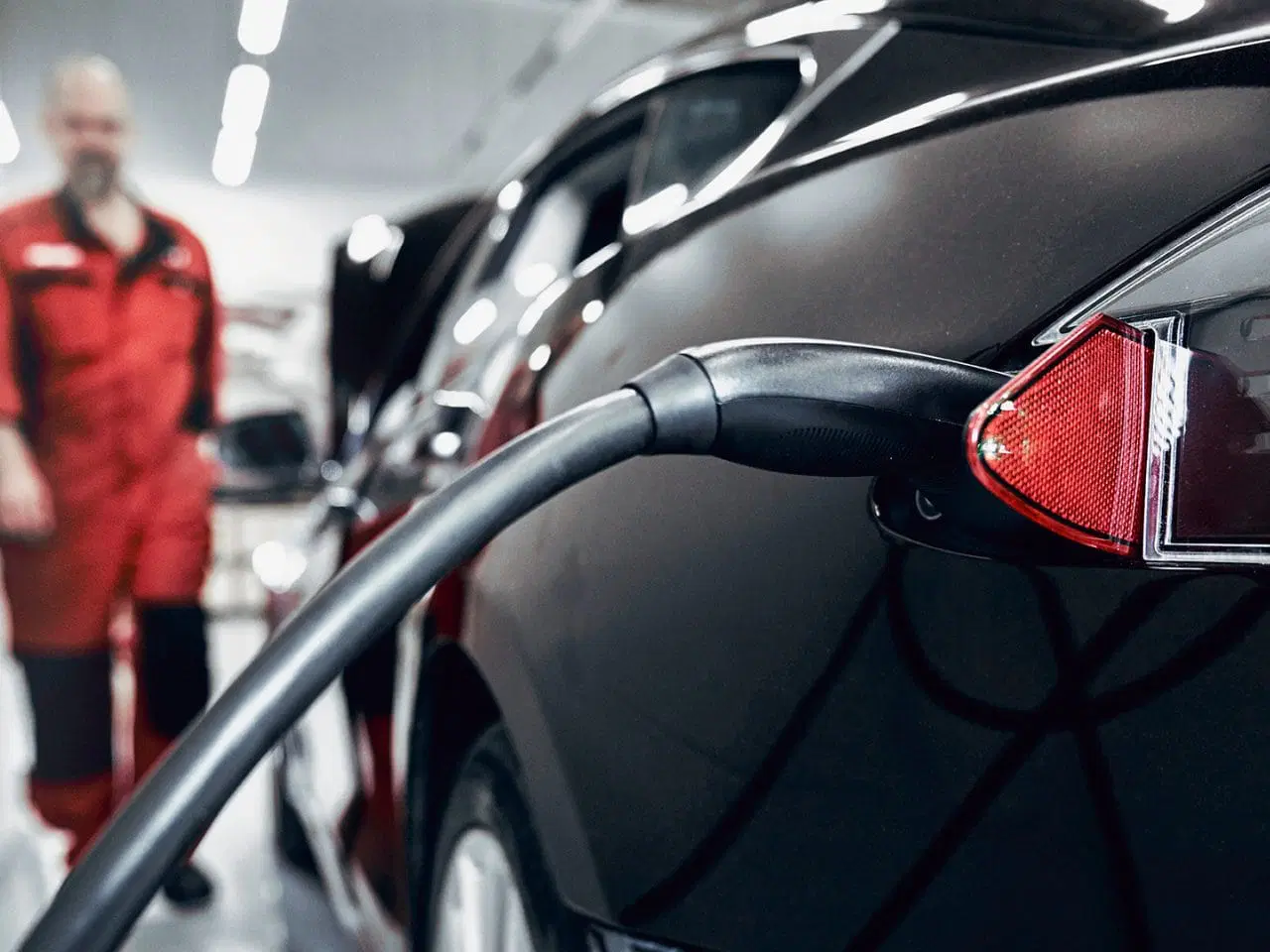 Tesla в мастерской сети Autoklinikka; снимок не привязан к конкретному филиалу.