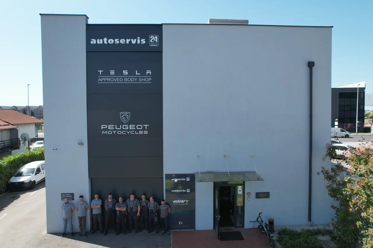 Фасад Autoservis24 на Samoborska cesta 264 с вывесками Autoservis 24 и Tesla Approved Body Shop. Снимок июня 2023 года.