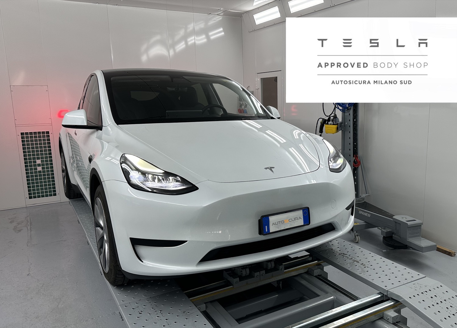 Tesla в ремонтном цехе Autosicura Milano Sud в Роццано.