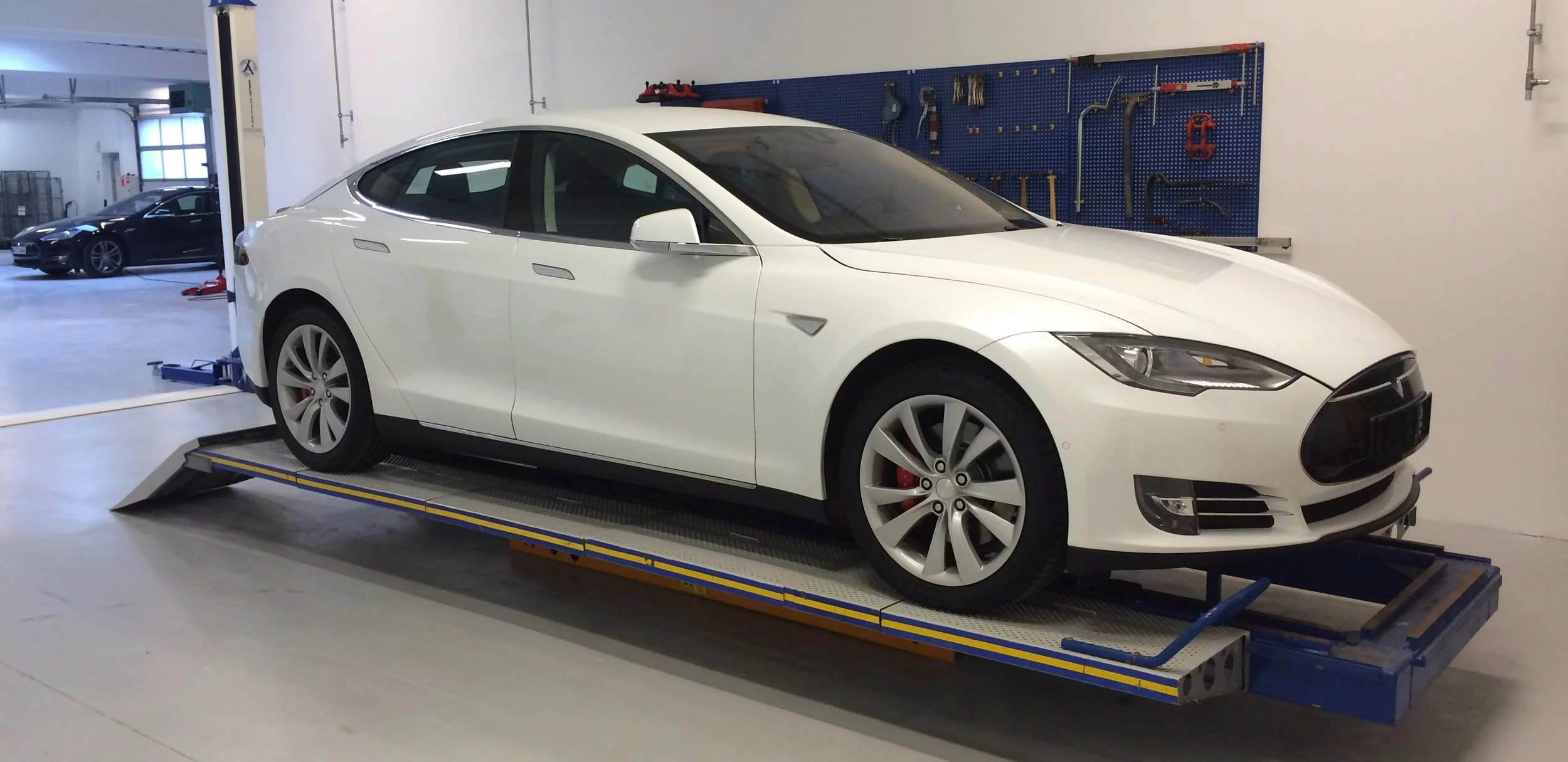 Tesla в кузовной мастерской сети Autoskadestuen.