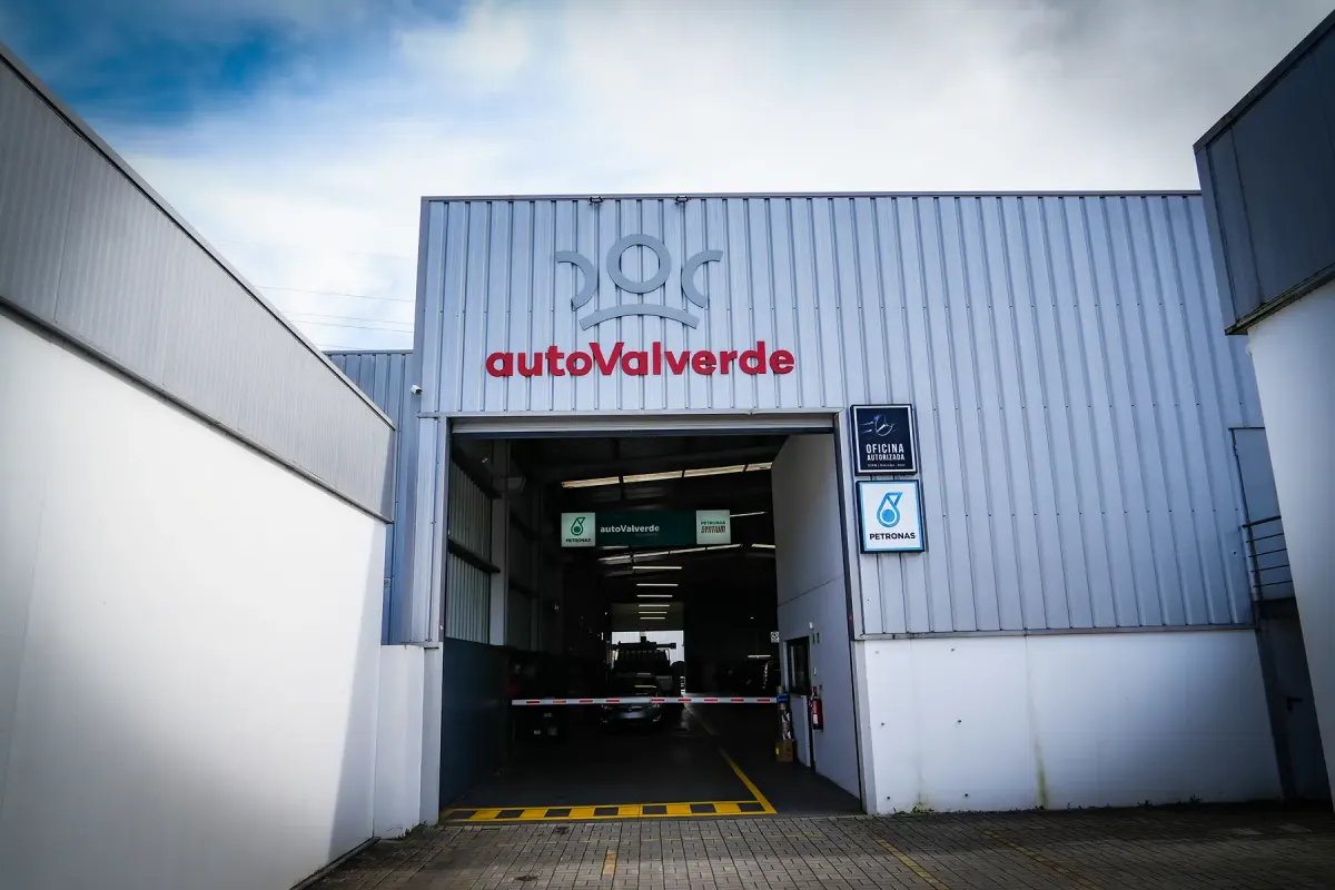 Exterior of the autoValverde body shop in Viana do Castelo.