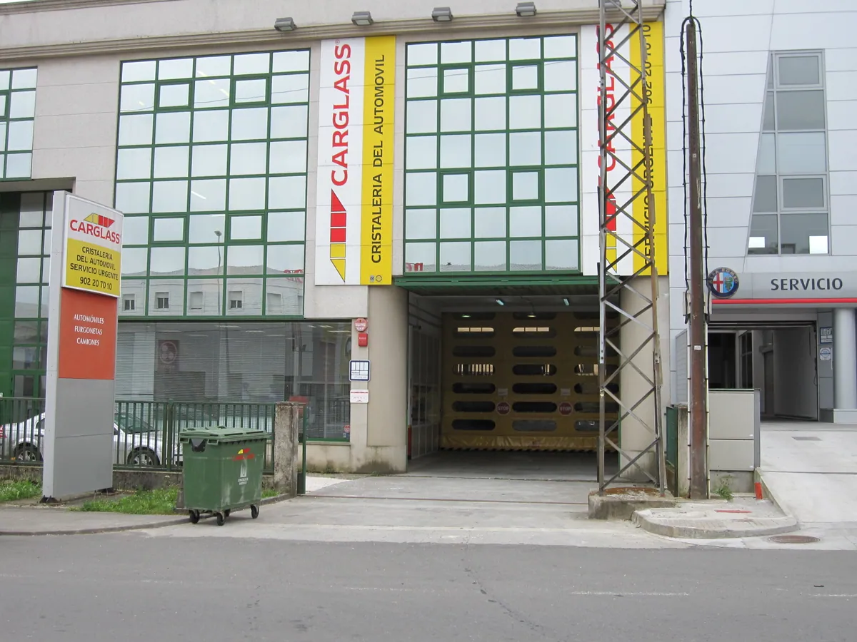 Exterior of the Carglass Santiago do Tambre branch.