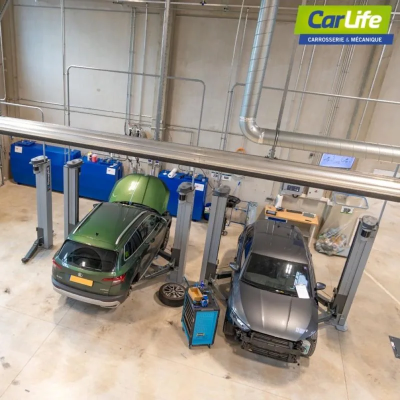 Мастерская CarLife в Bissen: автомобили на подъёмниках.