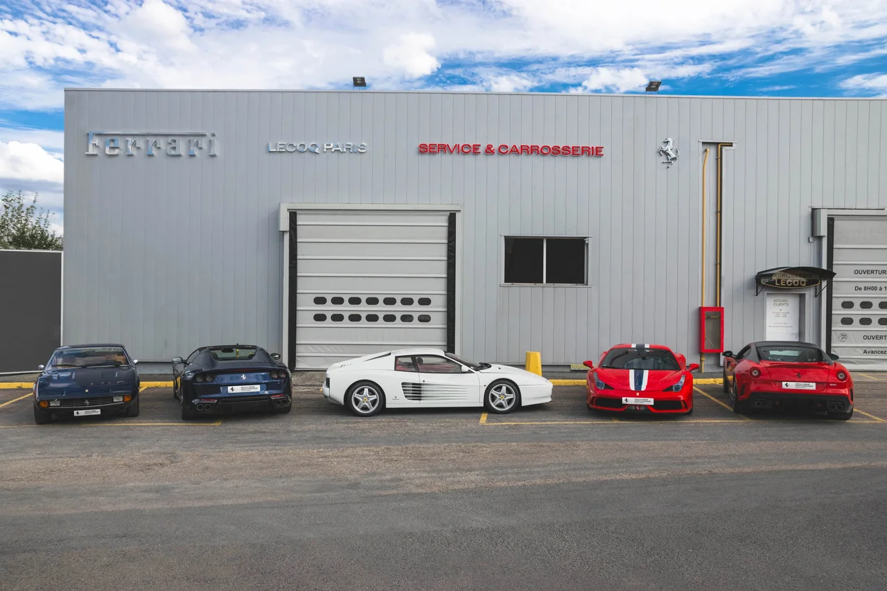 Фасад мастерской Carrosserie Lecoq Paris в Безоне с вывеской LECOQ PARIS