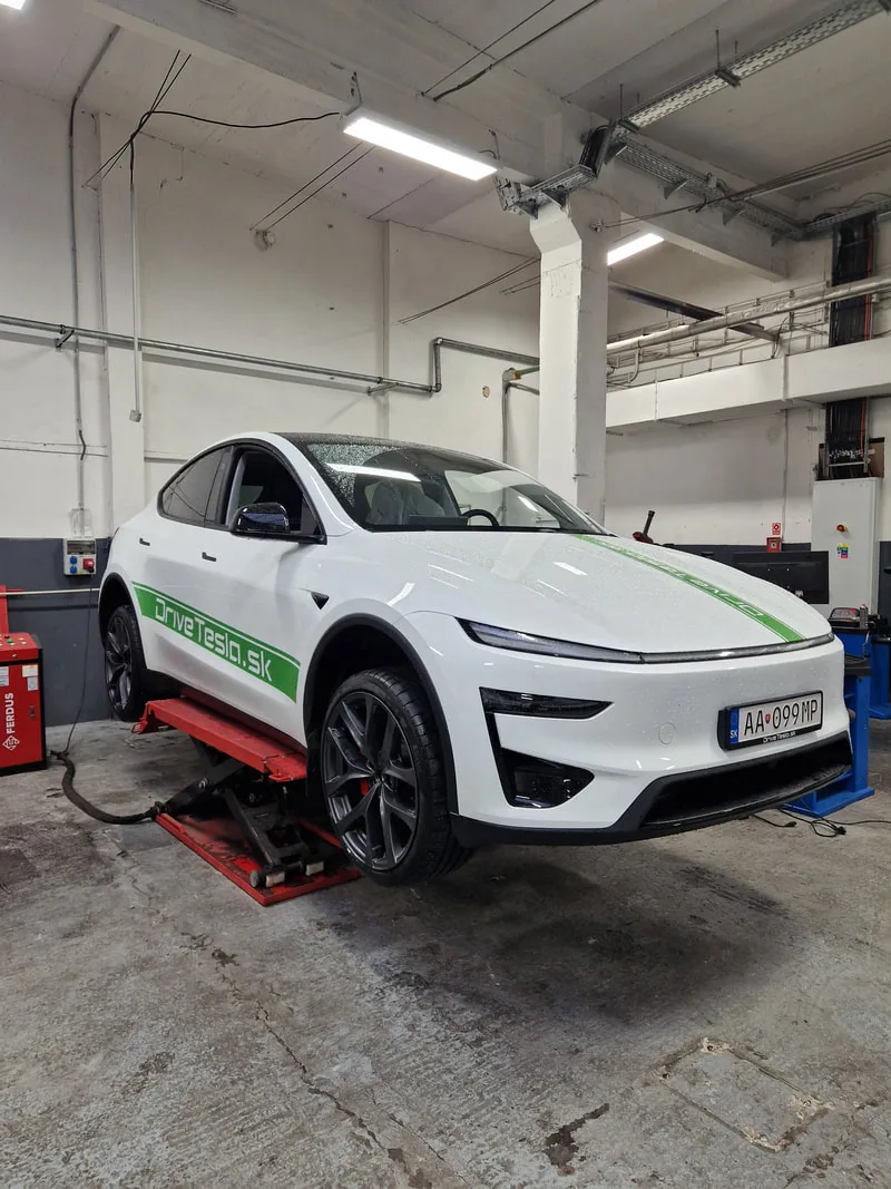 Tesla на подъёмнике в мастерской Dr. Tesla.