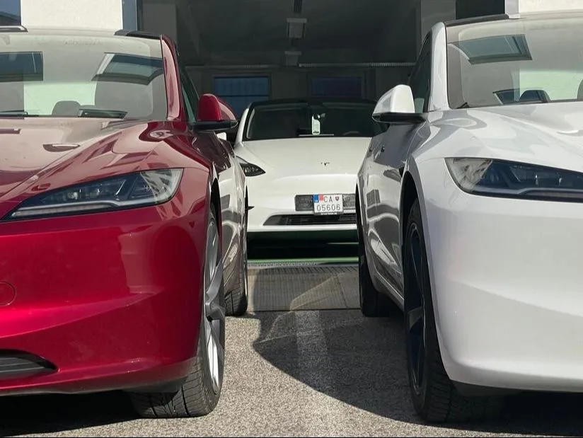 Автомобили Tesla перед помещением DriveTesla.