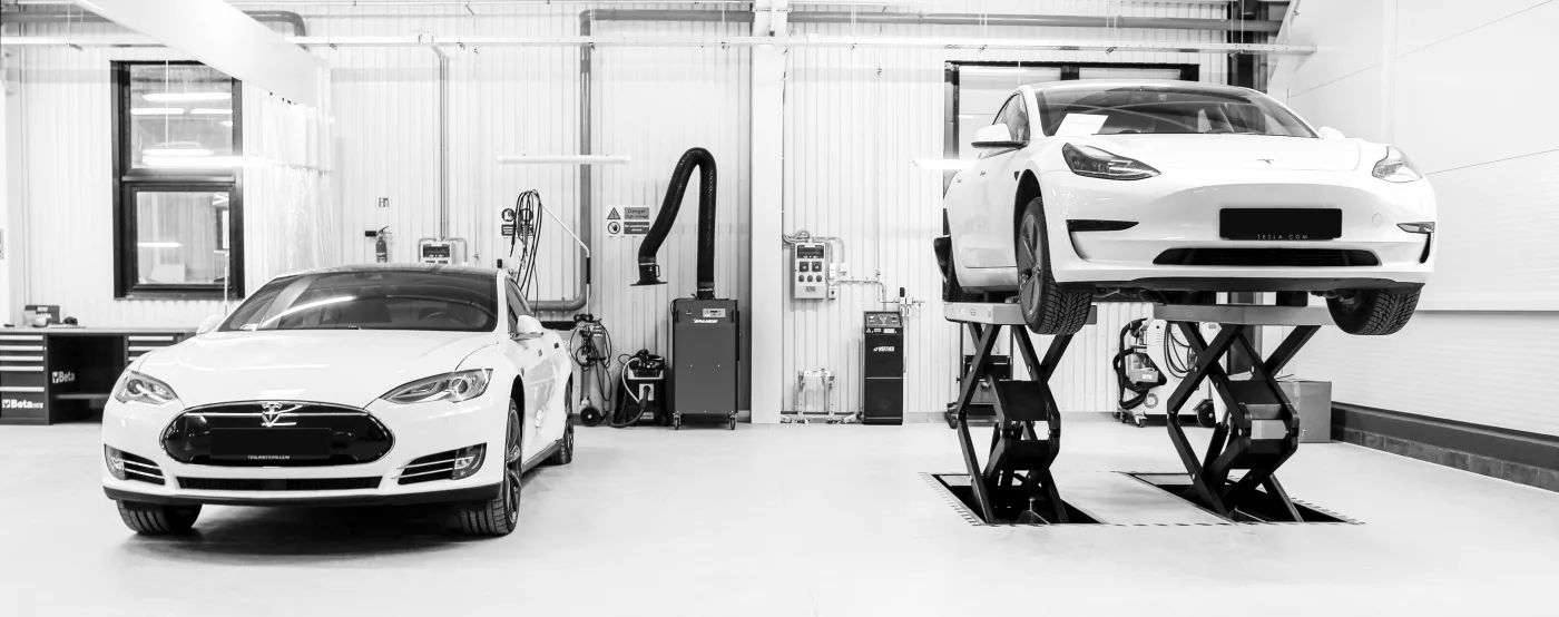 Автомобили Tesla в кузовном цехе Duna Autó в Будапеште.