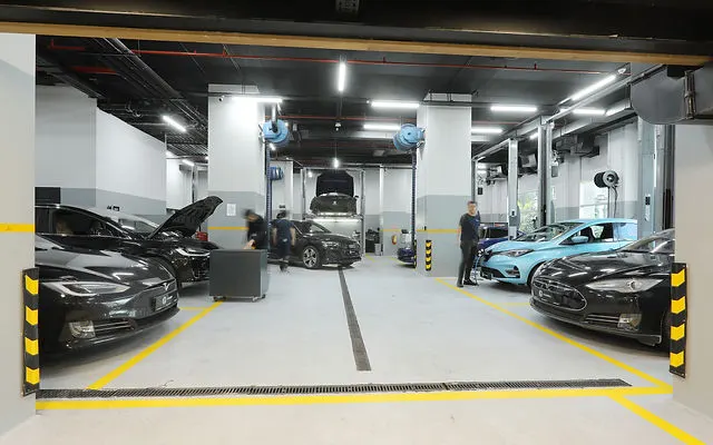Фотография мастерской E-Garaj Maslak — диагностика Tesla.