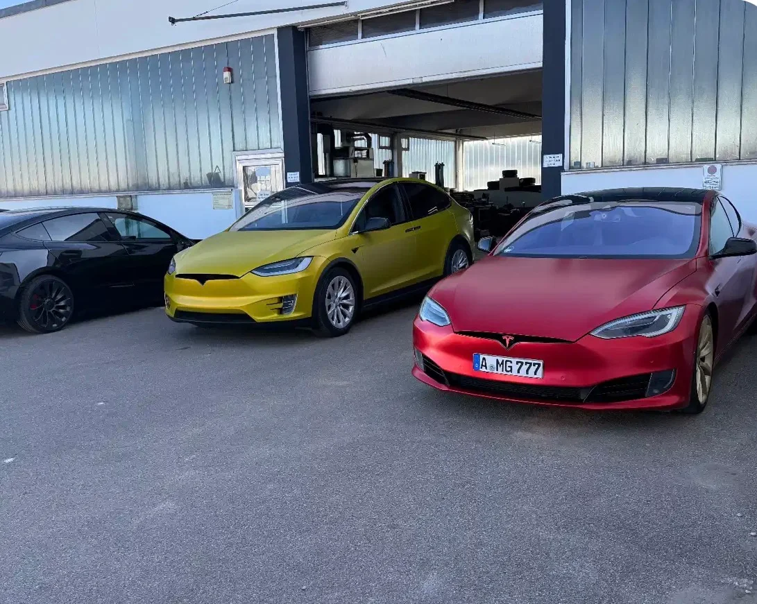 Три Tesla перед въездом в мастерскую e-mobilwerkstatt в Штадтбергене. Снимок из Google Maps, май 2026 года.