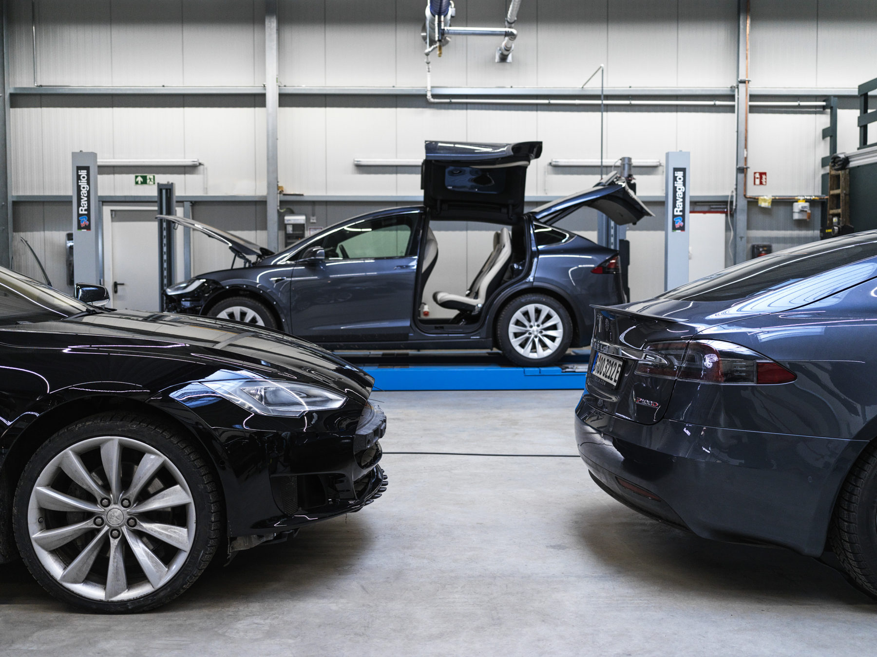 Автомобили Tesla в кузовной мастерской Karosserie Engel.