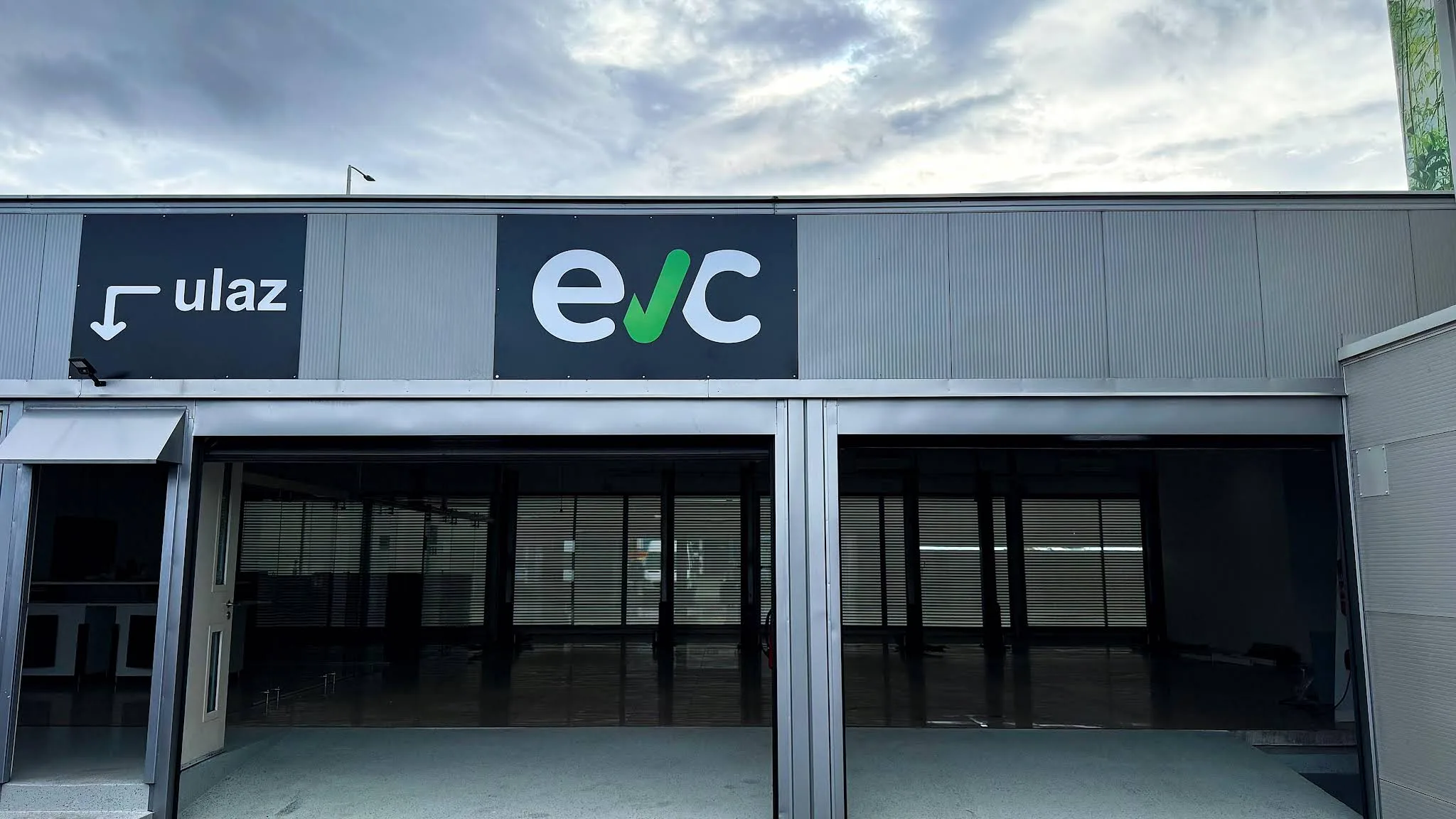 Фасад EV Clinic в Велика-Млаке с вывеской и въездом.