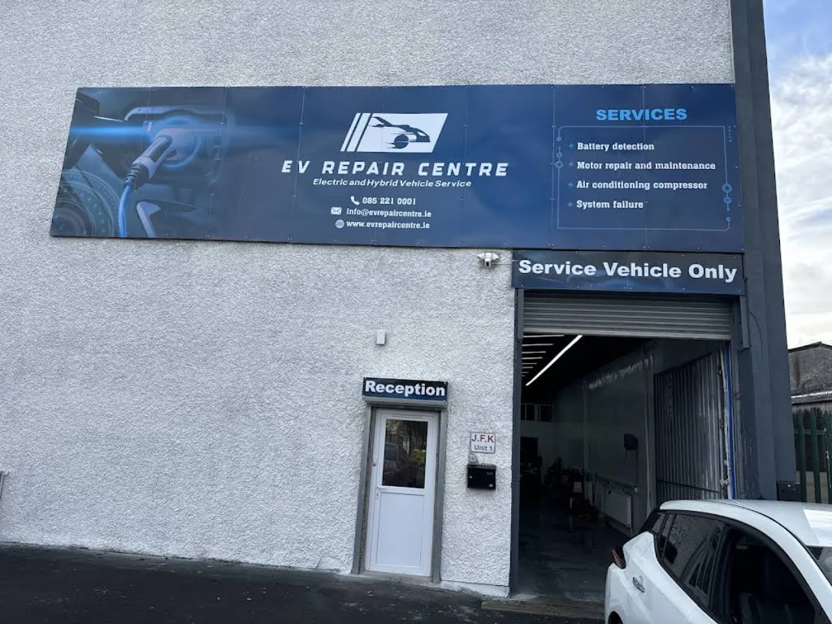 Фасад EV Repair Centre в Дублине с вывеской и въездом в ремонтный бокс.