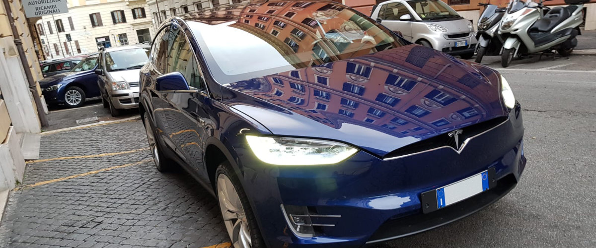 Tesla Model X у римской мастерской Executive Roma.