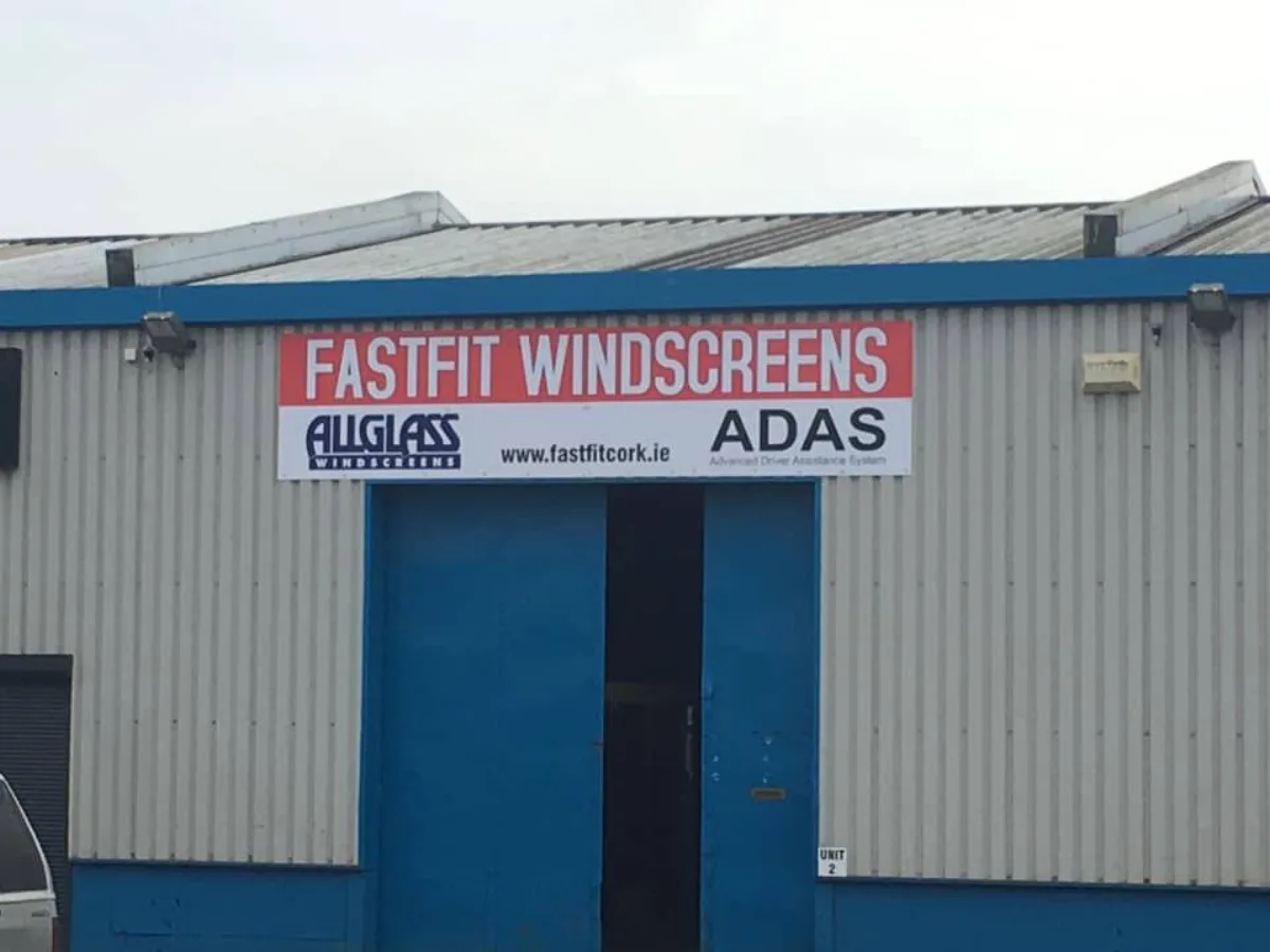 Фасад Fast Fit Windscreens в Корке с вывеской мастерской и обозначением ADAS.