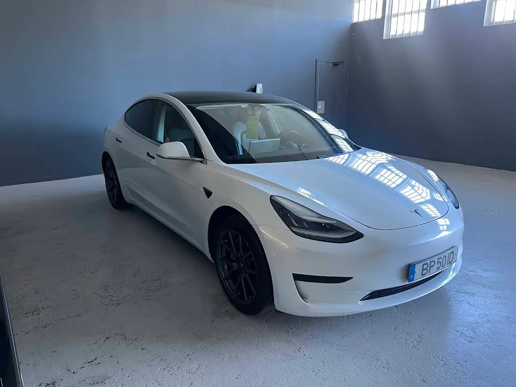 Tesla Model 3 в помещении Fozcar Porto, Порту.