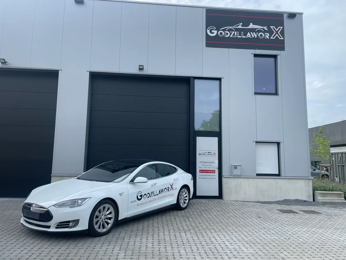 Фотография мастерской Godzillaworx — ремонт батарей Tesla.