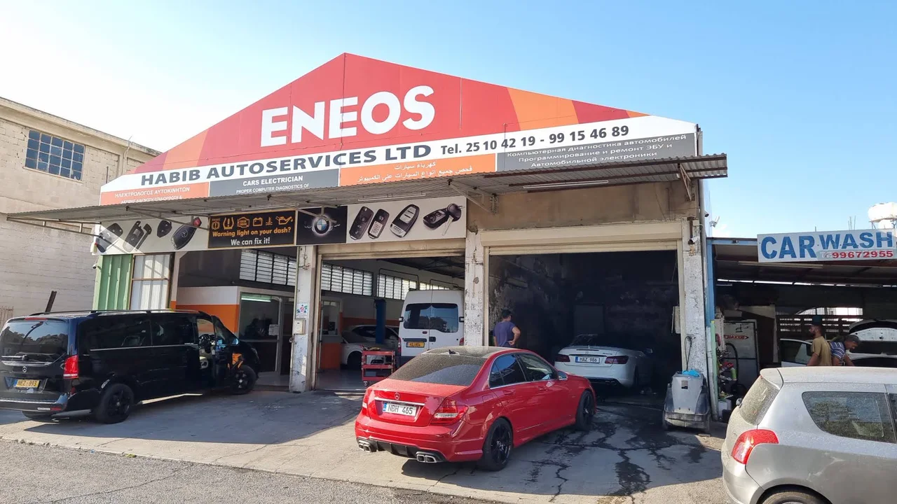 Фасад автомастерской HABIB AUTO SERVICES LTD на Dervenion 15 в Лимасоле; название и телефон на вывеске совпадают с профилем.