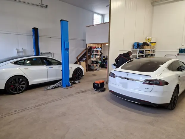 Фотография мастерской Hesla — ремонт Tesla и батарей.