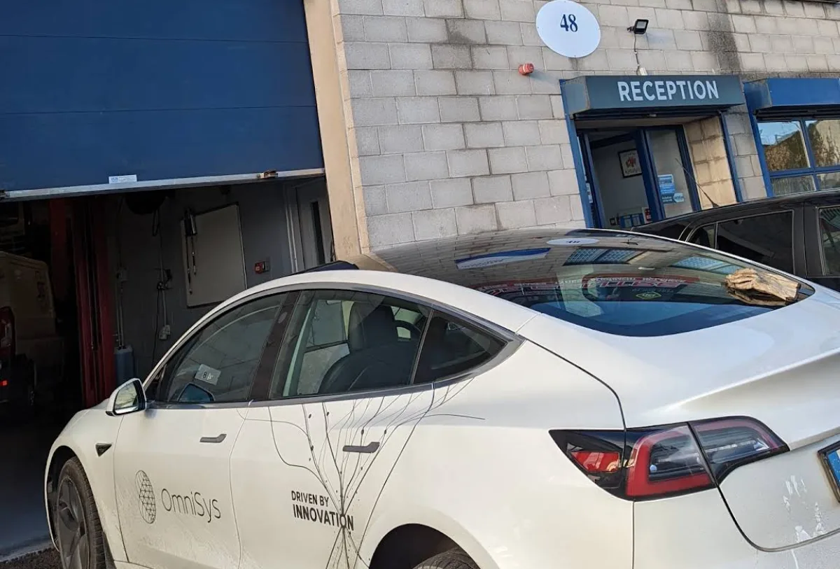 Tesla Model 3 у бокса Keith Lenihan Motors в Фингласе, Дублин.