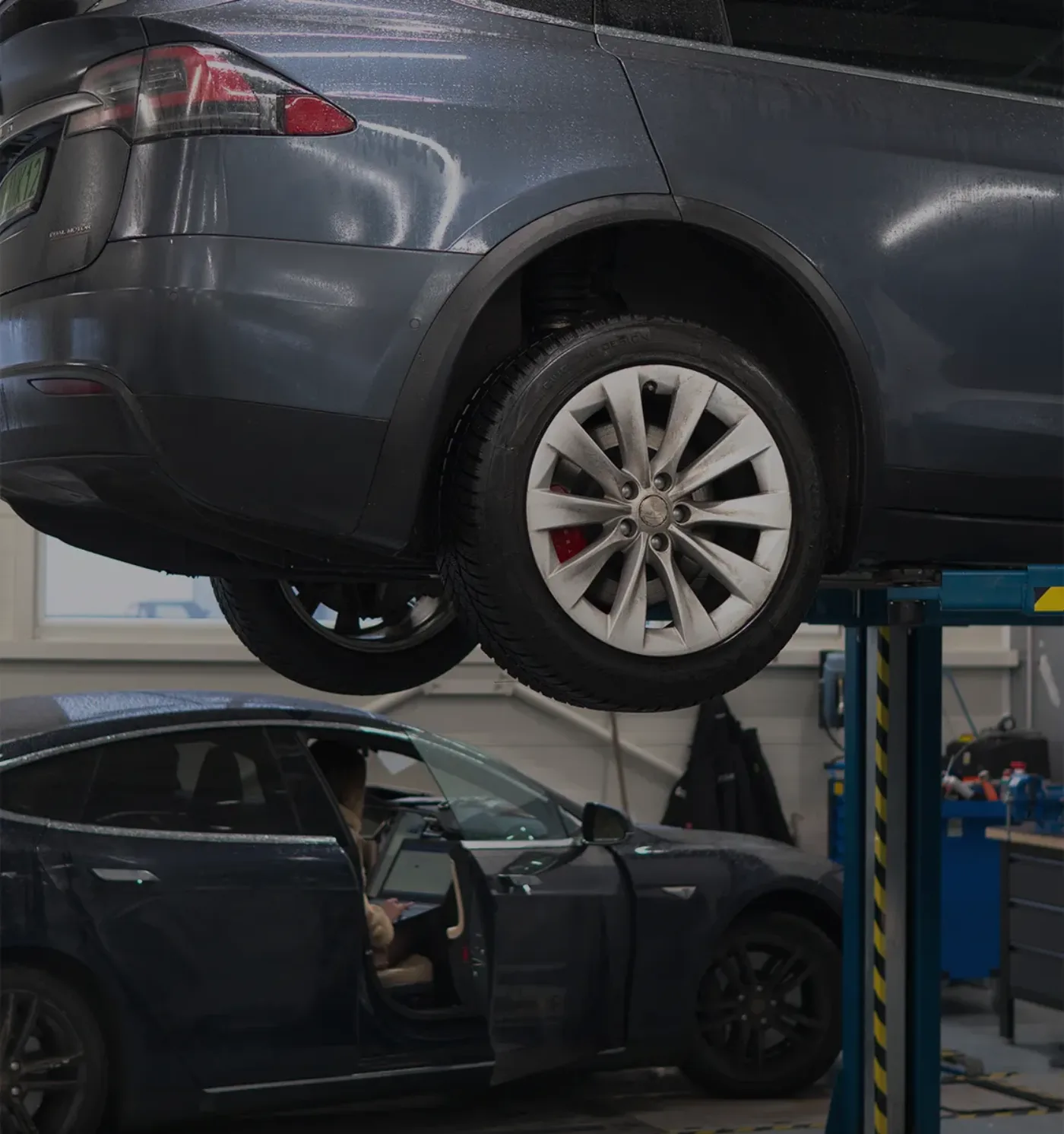 Автомобили Tesla в кузовной мастерской Lak Racing.