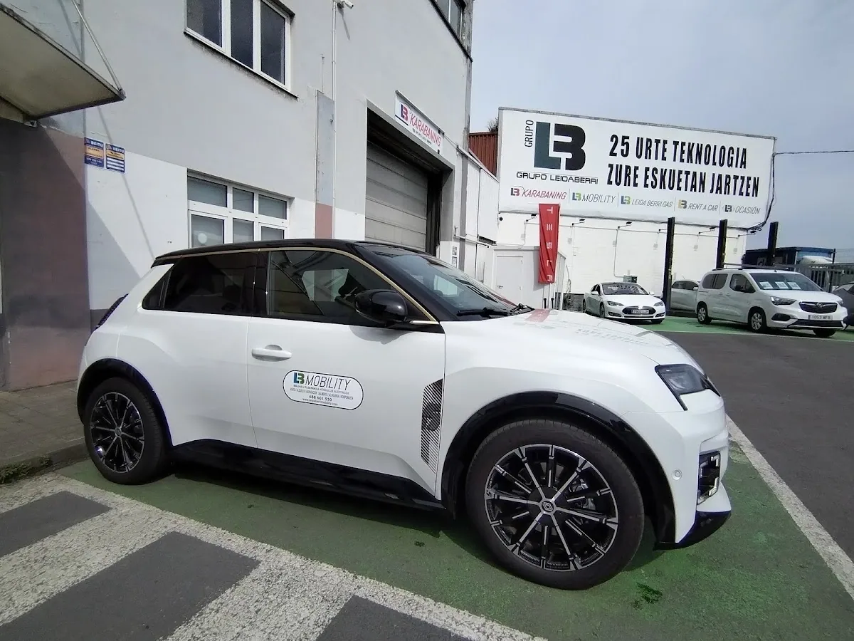 Автомобиль LB Mobility перед зданием группы Leioa Berri в Лейоа. Снимок августа 2025 года.
