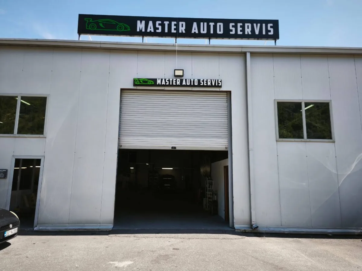 Фасад Master Auto Servis в Подгорице с вывеской над въездом в ремонтный бокс.
