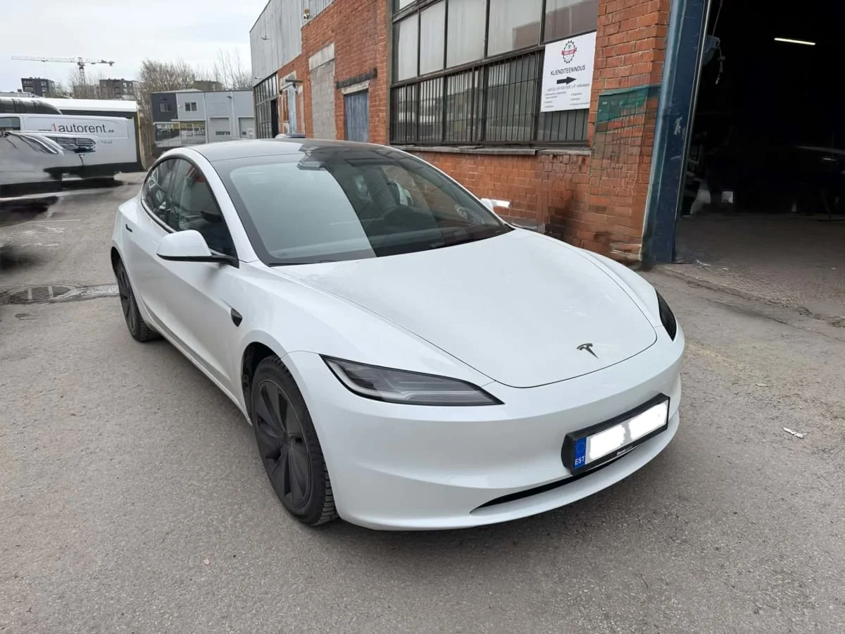 Белая Tesla после кузовного ремонта на фотографии из галереи Monza Auto.