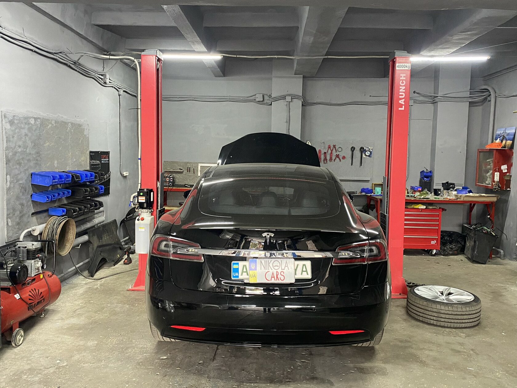 Tesla Model S в ремонтном боксе Nikola Cars в Киеве.