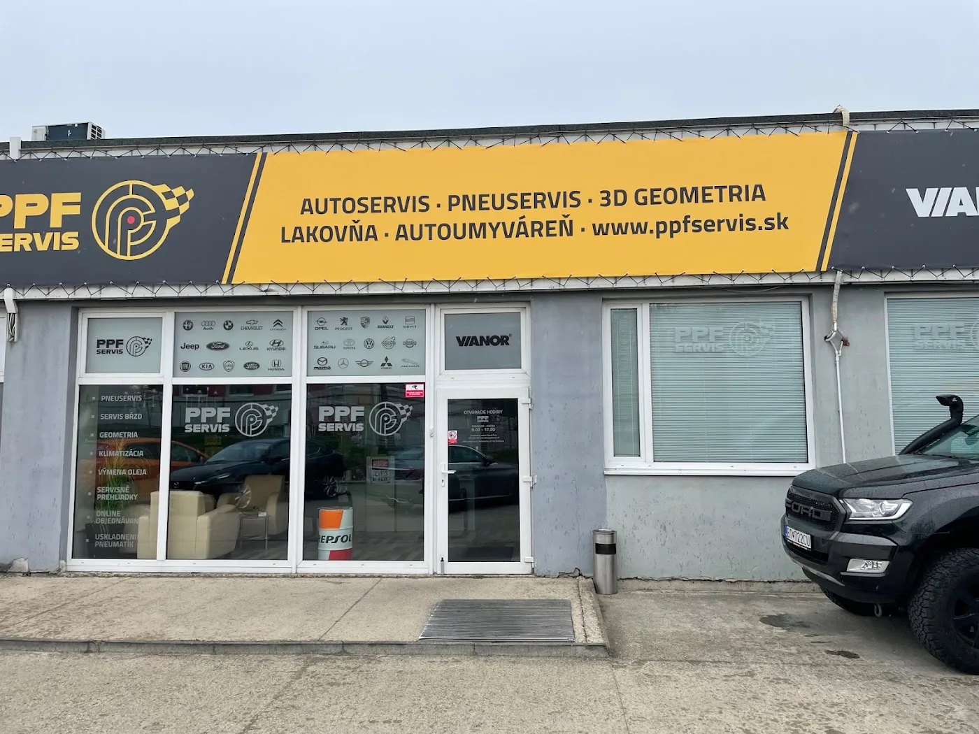 Фасад PPF SERVIS на улице Kopčianska в Братиславе.