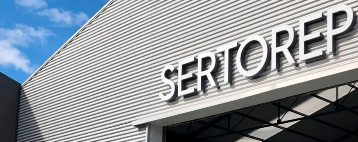 Фасад мастерской Sertorep с вывеской в Порту.