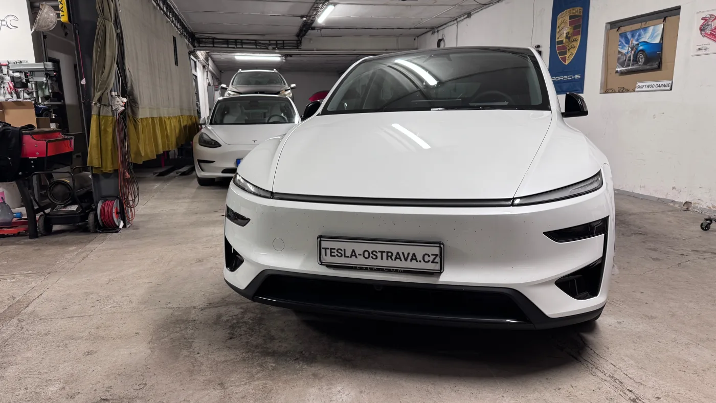 Автомобили Tesla в мастерской SHIFTWOO в Остраве.