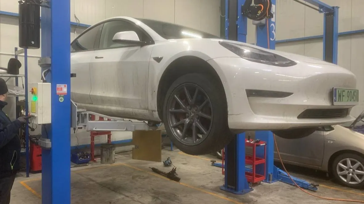 Фотография мастерской STS Parts — диагностика Tesla.