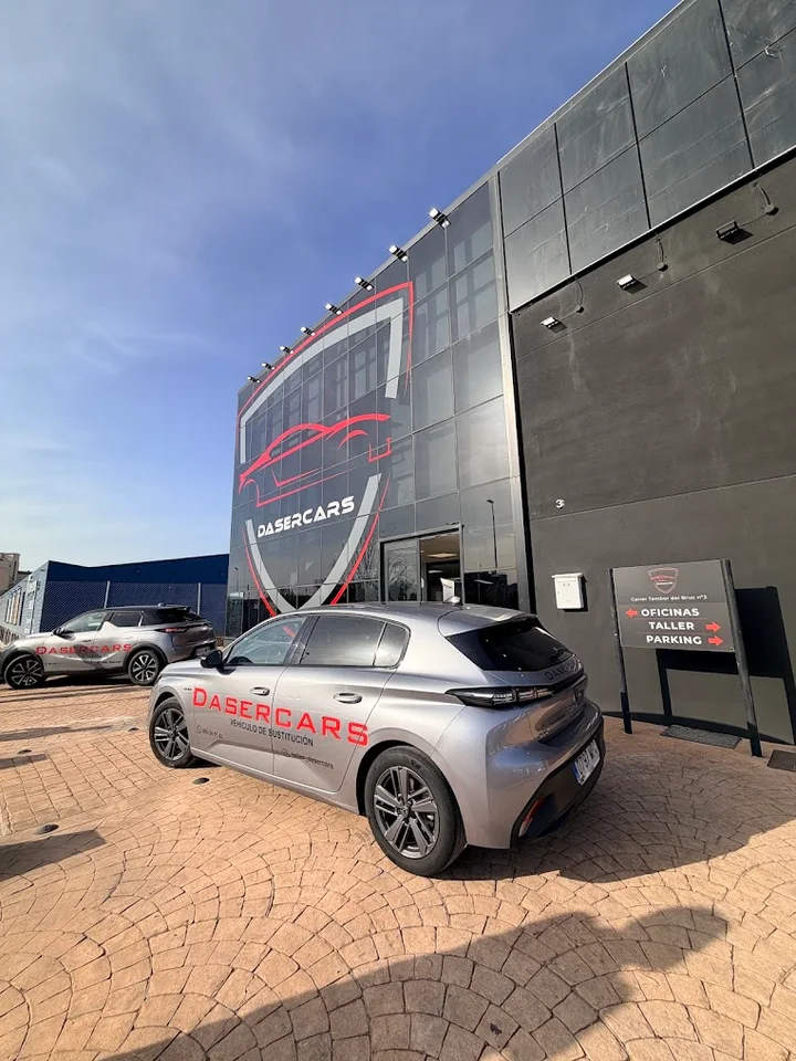 Фасад мастерской и автомобиль с маркировкой Dasercars по адресу Carrer del Tambor del Bruc, 3, Sant Joan Despí; официальный сайт Taller Coche Eléctrico указывает этот же адрес как свою площадку Barcelona.