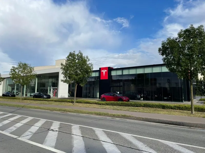 Сервисный центр Tesla в Брюгге.