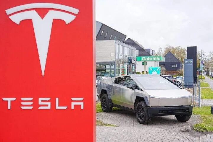 Сервисный центр Tesla в Синт-Мартенс-Латеме.