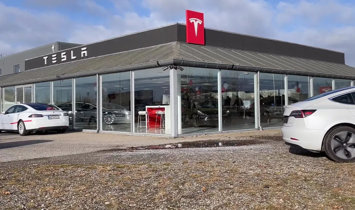 Сервисный центр Tesla в Греве.