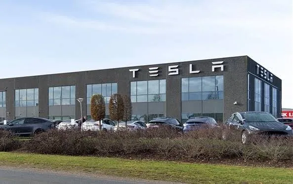 Фасад Tesla Center Hillerød по адресу Lokesvej 8