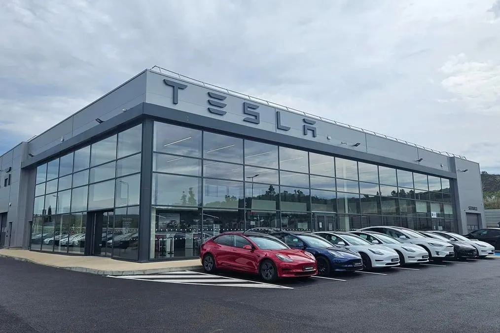 Сервисный центр Tesla в Ле-Пен-Мирабо.