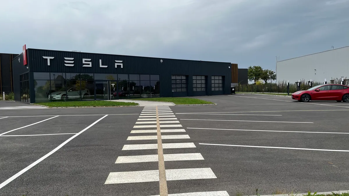 Центр Tesla в Пасе рядом с Ренном