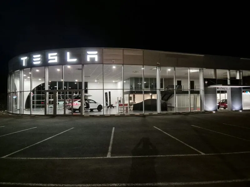 Центр Tesla в Байонне