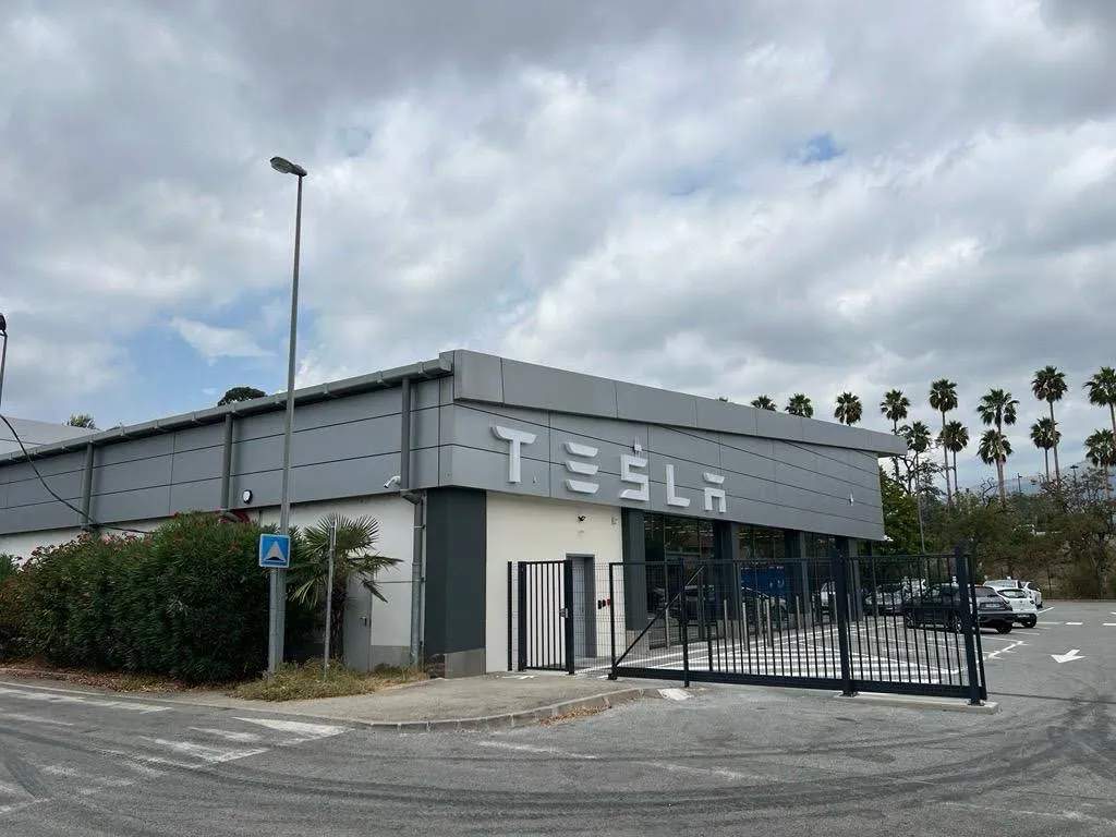 Центр Tesla в Gattières