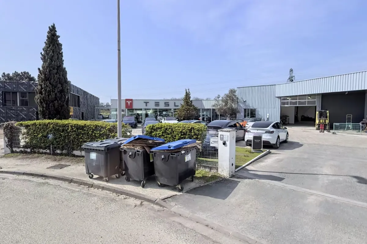 Центр Tesla на Rue Thalès в Мериньяке
