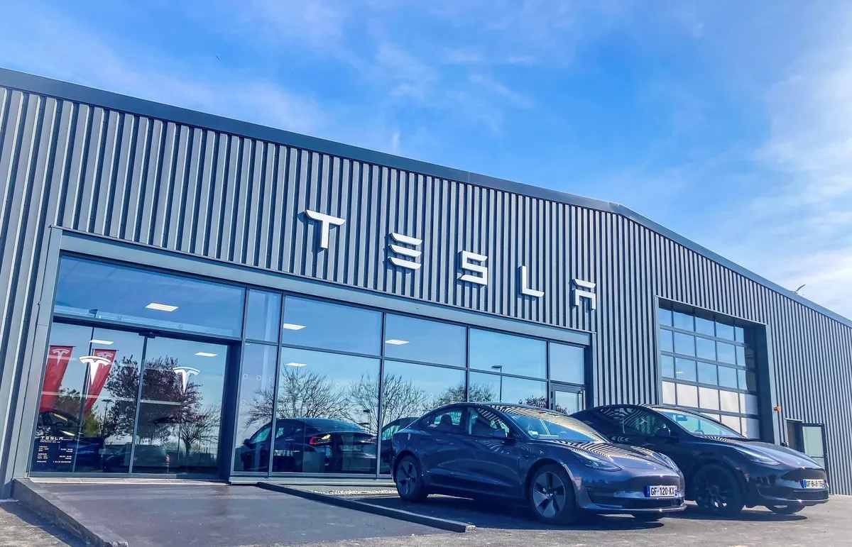 Центр Tesla в Эрувиль-Сен-Клер рядом с Каном