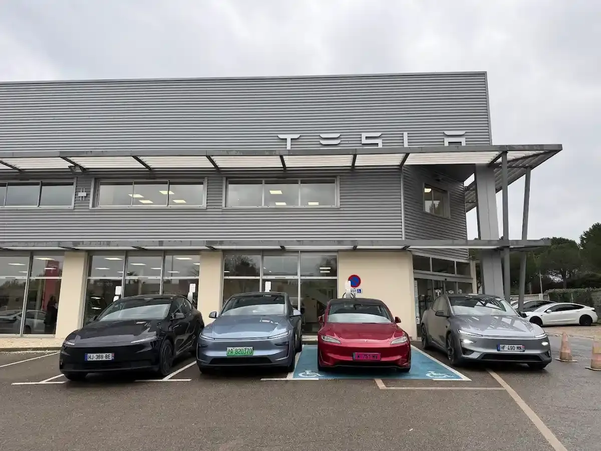 Центр Tesla на Rue Ettore Bugatti в Монпелье